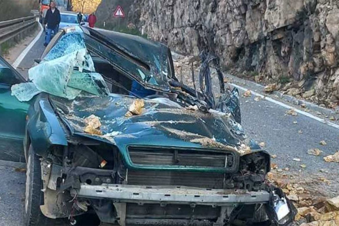 odron smrskao automobil