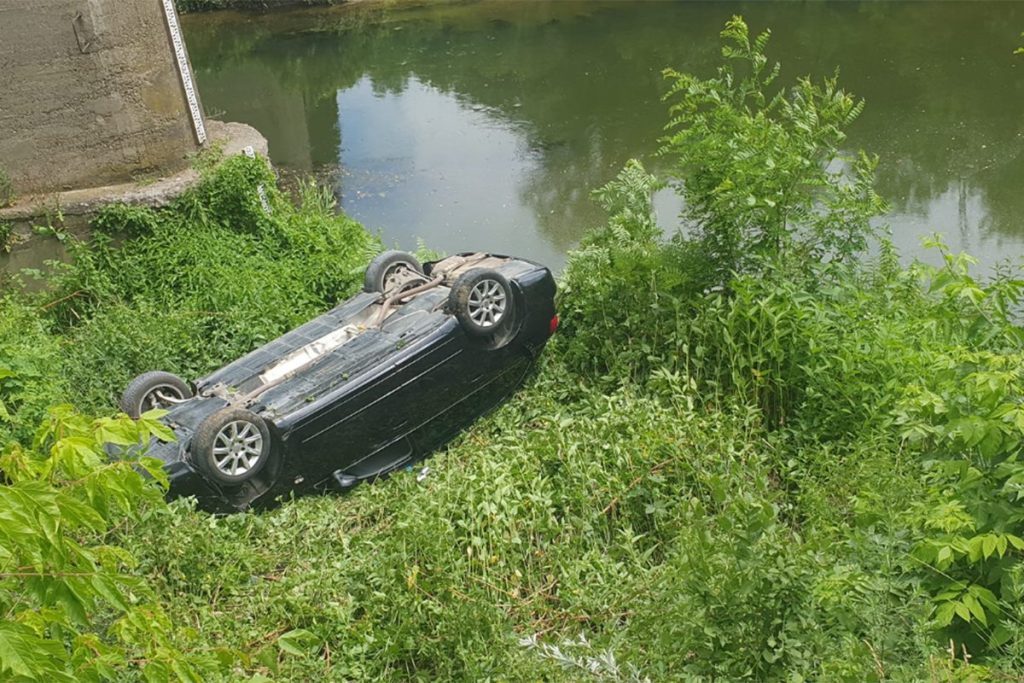 Kako se vidi na fotografijama koje su objavljene na Facebook stranici Vatrogasci Republike Srpske, automobile je sletio u korito Stanić rijeke.