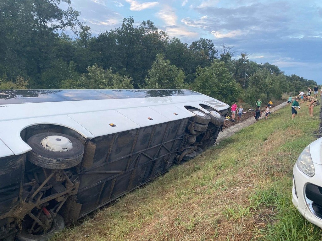 prevrnuo se autobus