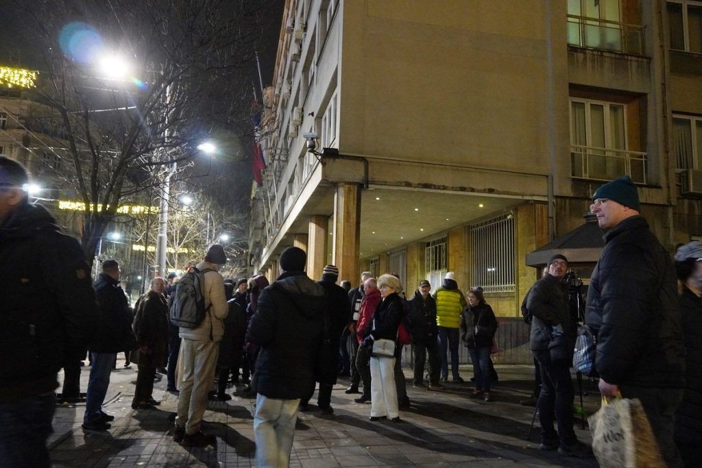 Protest opozicije okupljene oko koalicije "Srbija protiv nasilja", održava se danas od 18 časova ispred zgrade Republičke izborne komisije (RIK).