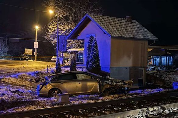 putnički voz prepolovio automobil ukrina čelinac