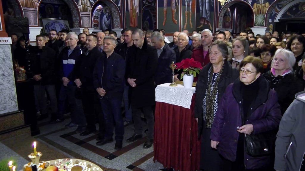 Pravoslavni vjernici u Doboju i ovoga Božića napunili su crkve, te su u zajedničkoj molitvi prenijeli poruke mira, sloge i ljubavi.
