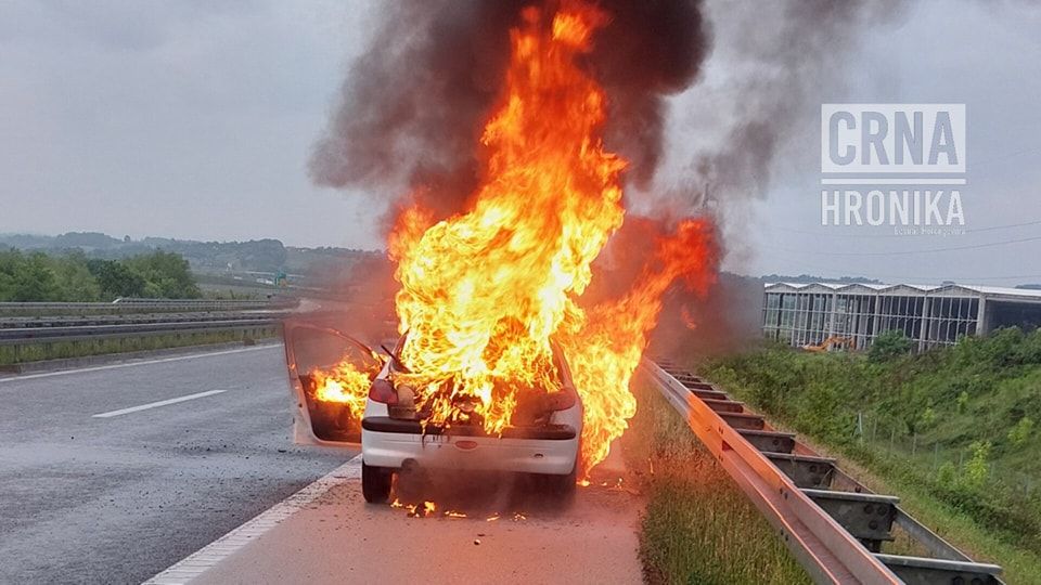 Na auto-putu 9 januar izgorio Pežo