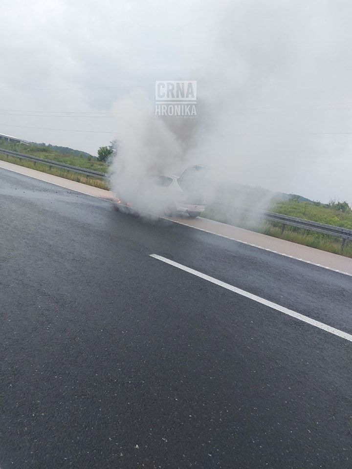 Na auto-putu 9 januar izgorio Pežo