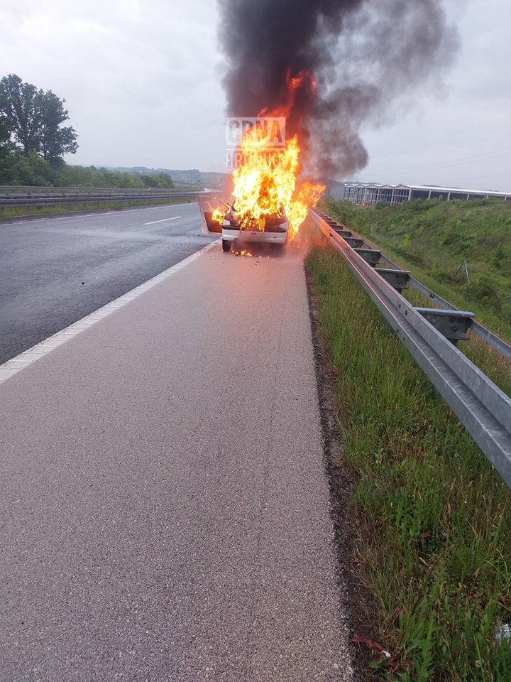 Na auto-putu 9 januar izgorio Pežo