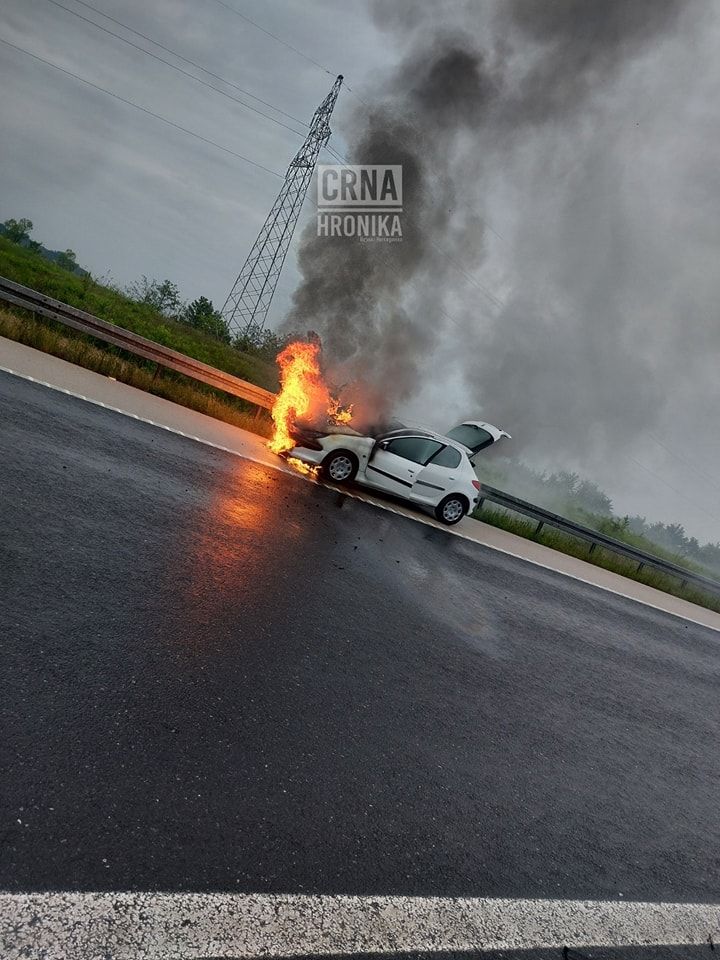 Na auto-putu 9 januar izgorio Pežo