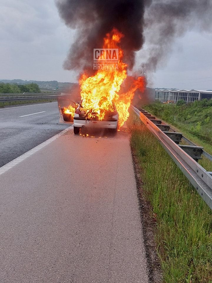 Na auto-putu 9 januar izgorio Pežo