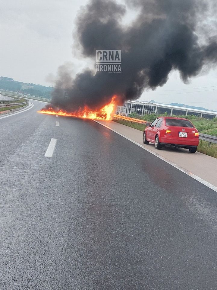 Na auto-putu 9 januar izgorio Pežo