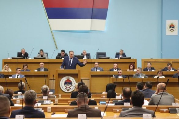 Predsjednik Republike Srpske Milorad Dodik očekuje dvotrećinsku većinu u Parlamentu jer je riječ o budućnosti srpskog naroda. Kaže da je takva podrška značajna, ali nije neophodna i da je najznačajnije da dokument bude usvojen. Podsjeća da je u Deklaraciji u zaključku 29 navedeno da se praznicima u Srpskoj dodaje Sretenje - 15. februar kao Dan državnosti, a 9. januar ostaje Dan nastanka Republike. I analitičari su saglasni da nad ovim pitanjima ne treba stavljati upitnike i dozvoliti da neki pod palicom političkog Sarajeva i pojedinih stranih ambasada uruše jedinstvo srpskog naroda. Dodik je uvjeren da će Deklaraciju o budućnosti Srba u Narodnoj skupštni podržati i poslanici vladajuće koalicije, ali i veliki dio opozicije. U vezi sa Deklaracijom niko ne bi trebalo da ima dilemu. Naglasio je da je to najsveobuhvatniji dokument srpskog naroda u posljednjem vijeku, koji pokazuje pravac budućeg nacionalnog kretanja. - Potpuno sam uvjeren da ćemo imati dvotrećinsku većinu. Da li će neko biti za ili protiv to nije važno. Pojedini su slagali brojne materijalne činjenice. Republika Srpska je samo pridodala svojim svetkovinama i Dan državnosti, 15. februara, a 9. januar ostaje kao Dan Republike Srpske. On se i do sada tako proslavljao, što piše i u zakonu - rekao je Dodik. U opoziciji kažu da podržavaju Deklaraciju. Ipak, svoju podršku doveli su u pitanje tumačeći zaključak 29 tog dokumenta i govoreći da je ukinut Dan Repbulike. Kako je već poznato, tu je navedeno da je uz 9.januar Dan nastanka Srpske i 15. septembar Dan zastave uvršten još jedan nacionalni praznik- 15. febraur Sretenje, Dan državnosti. Da je u budućnosti neophodno jedinstvo srpskog naroda, saglasan je i diplomatski ekonomista Siniša Pepić. To je značajno i u političkom, nacionalnom i ekonomskom smislu. To je zadatak potpisnika Deklaracije. Na tom putu ne bi smjelo biti podjela na vlast i opoziciju. - To će biti teško sa onima koji posmatraju srpske interese transakciono, odnosno kroz devizu "ja ću se deklarativno zalagati za srpske nacionalne interese, ali neću podržavati ono što vlast čini da to ostvari" - kaže Pepić. Nakon usvajanja Deklaracije u parlamentima Srpske i Srbije, dokument će biti vraćen vladama. Izvršna vlast ima zadatak da za svaki zaključak napravi operativni plan realizacije.