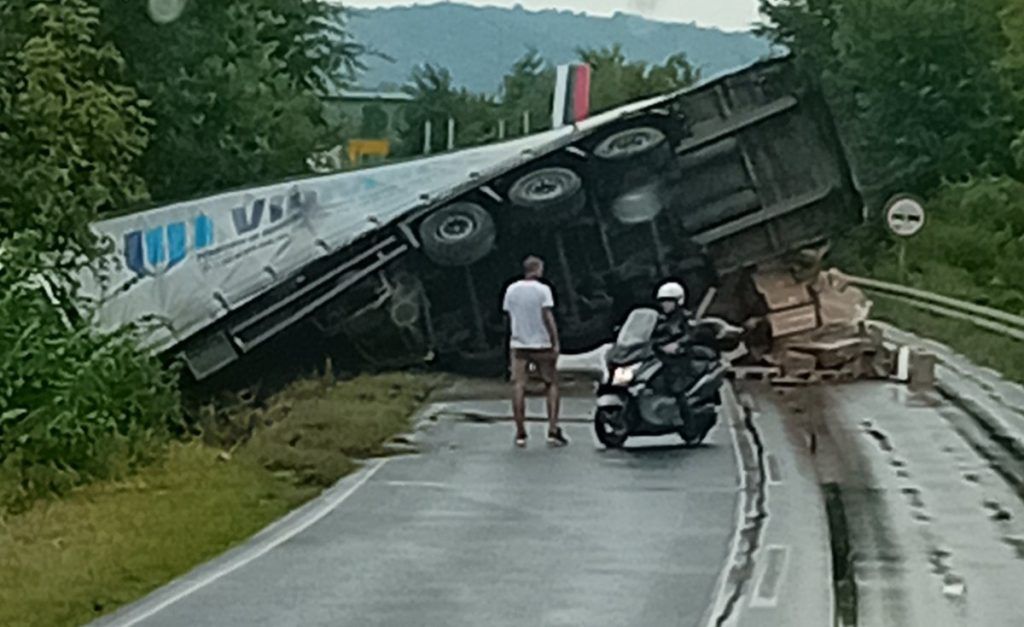 kamion sletio sa puta johovac doboj