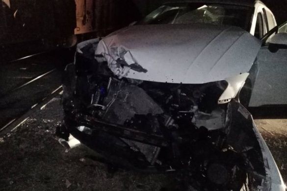 Nakon što je sinoć teretni voz udario u putnički automobil na pružnom prelazu u dobojskom naselju Bukovica Mala, oglasili su se i iz Željeznica Republike Srpske apelujući na sve učesnike u saobraćaju.
