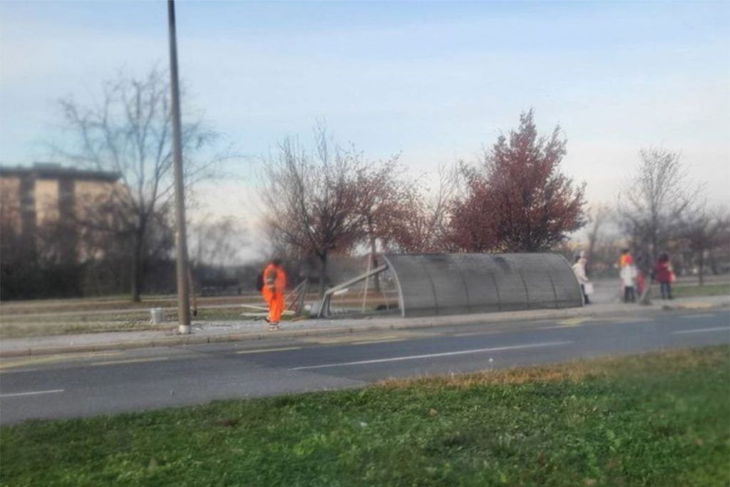 Nadstrešnica autobuskog stajališta Novi sad