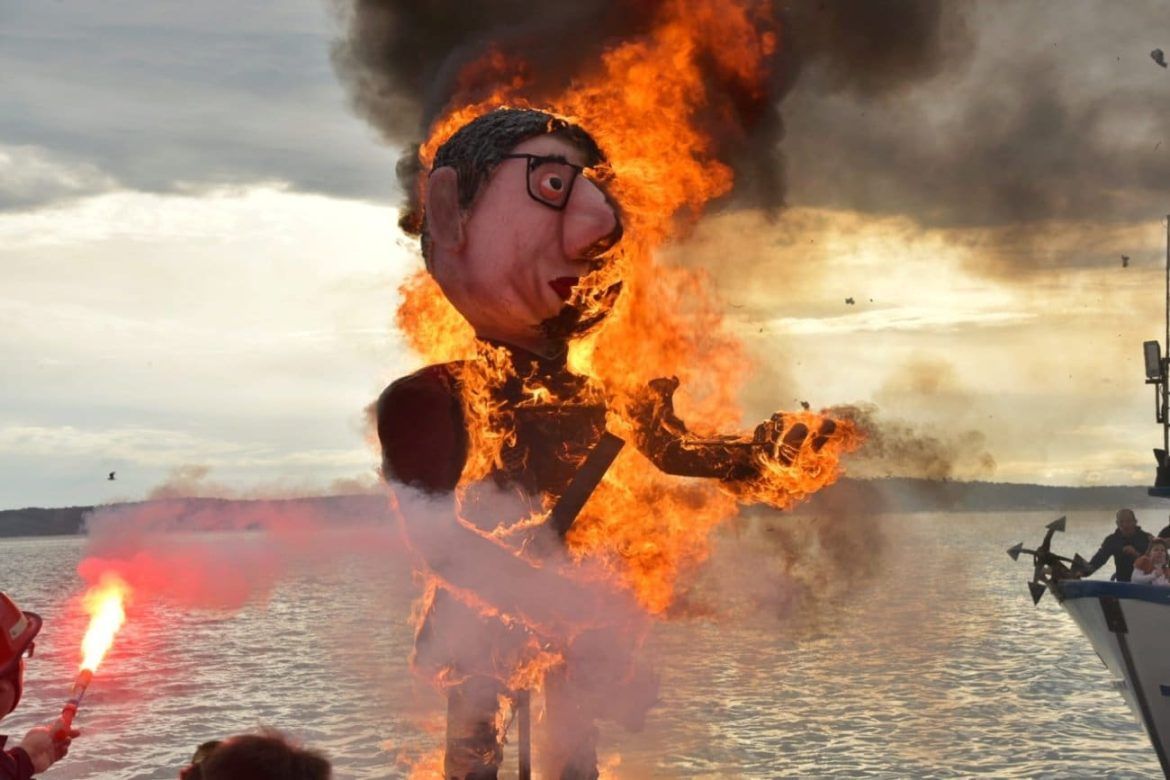 spaljena lutka aleksandra vučića