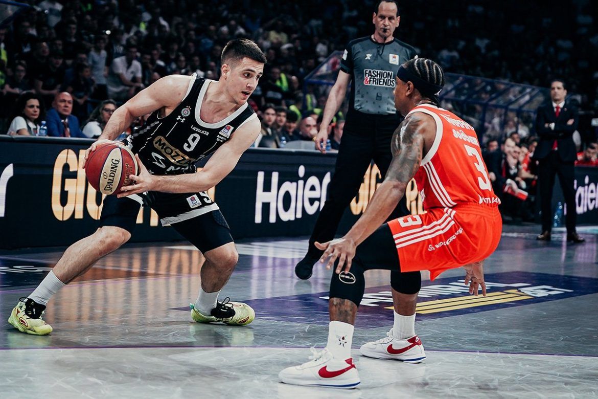U velikom derbiju srpske košarke Partizan je večeras u okviru 28. kola regionalne ABA lige savladao Crvenu zvezdu sa 85:77. Partizan se nalazi na drugom mjestu regionalnog takmičenja sa 24 pobjede i četiri poraza, dok je Zvezda na četvrtom mjestu sa skorom 20-7 uz utakmicu manje. Prva četvrtina u "Beogradskoj areni" protekla je u apsolutnom egalu dva tima (18:18) a domaćin je od 16. minute polako počeo da stvara prednost. Gosti su u tom periodu imali velikih problema u napadu vezavši nekoliko izgubljenih lopti, "crno-bijeli" su to iskoristili i došli do sedam poena prednosti sa kojima je i okončana druga četvrtina (39:32). Partizan je u 24. minutu imao +10 (48:38) nakon čega je uslijedila serija Zvezde sa kojom su došli do četiri poena zaostatka (48:44). Razigrali su se "crveno-bijeli" dok su nastavile loše ofanzivne akcije izabranika Željka Obradovića pa je na minut i po do kraja trećeg perioda na semaforu stajalo 53:53. Sve je bilo u egalu do posljednjih pet minuta kada je Partizan opet počeo da svara prednsot koju je sačuvao do kraja meča. Najefikasniji kod Partizana bio je Sterling Braun sa 24 aTajrik Džons je imao 15 poena. Kod Zvezde je najraspoloženiji za igru bili su Nemanja Nedović i Filip Petrušev sa po 19 poena.