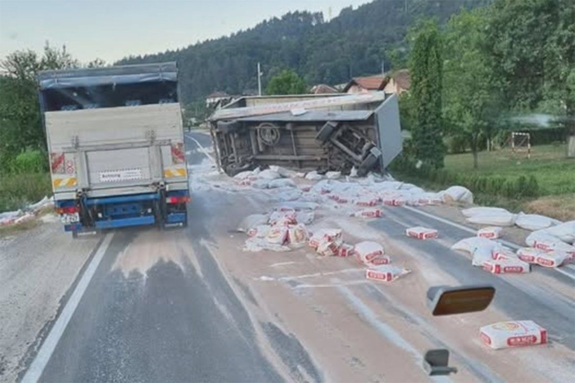 doboj prevrnut kamion