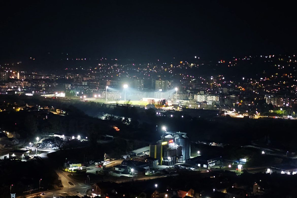 Stadion „Luke“ sinoć je zasijao novim sjajem. Naime, puštena je u rad LED reflektorsku rasvjetu, prvu u Bosni i Hercegovini i četvrtu na prostoru bivše Jugoslavije.