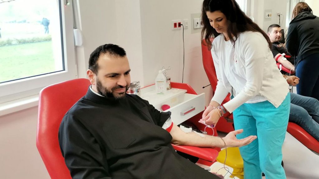 dobojski sveštenici daruju krv