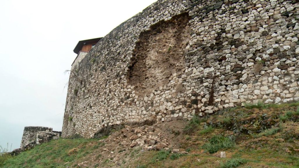 doboj urušava se gradina