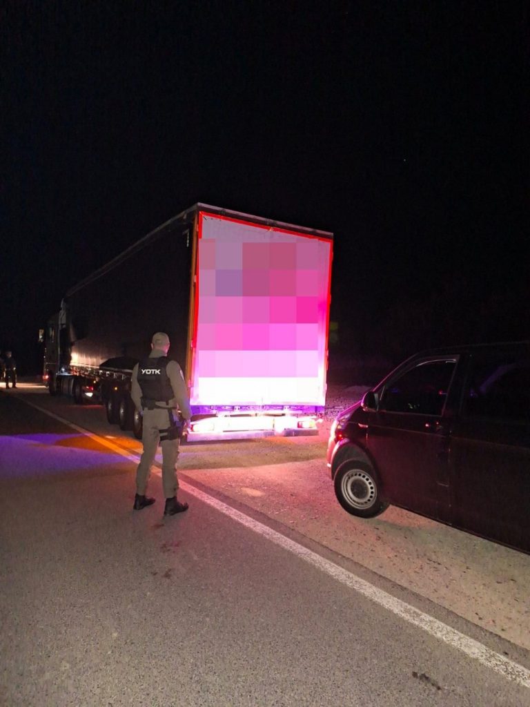 migranti među drvima u kamionu bih